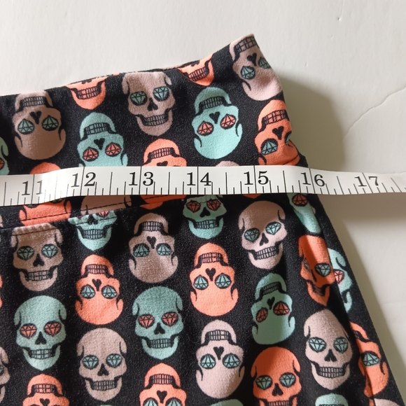 2 Pair Skull Print Shorts - Picture 3 of 6